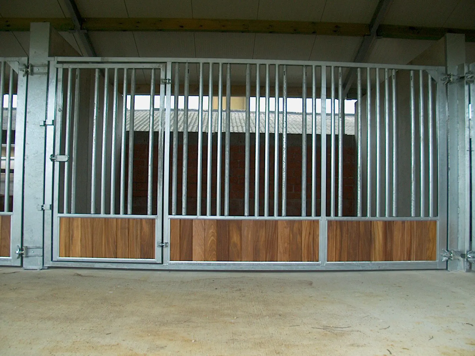 Opfokstallen in okan hout voor jonge paarden